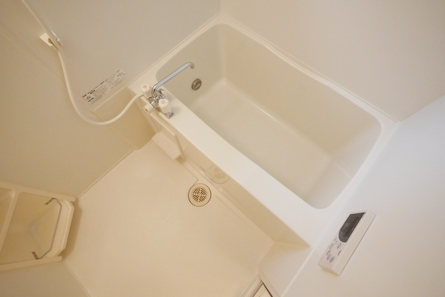 バス・シャワールーム　★鏡付の清潔感のあるバスルームです★