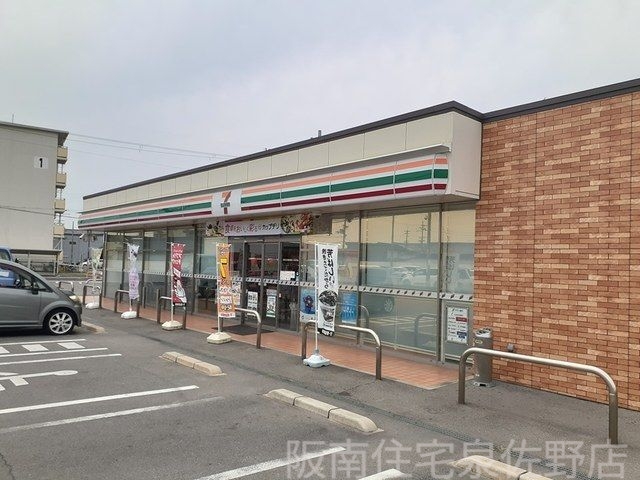コンビニ　セブンイレブン（コンビニ）まで550m