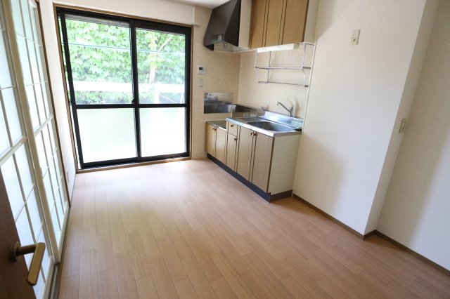 セゾン東須磨の居間写真