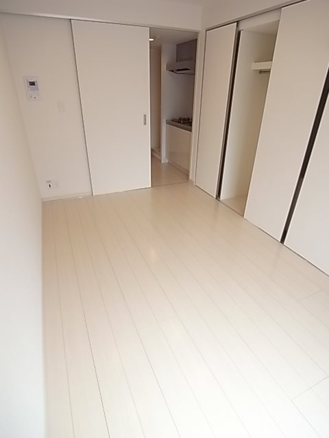 その他部屋・スペース　落ち着いた色調の寝室です