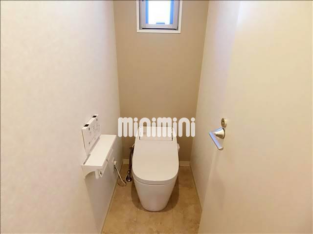 トイレ　温水洗浄便座のタンクレストイレ。トイレにも窓があります。