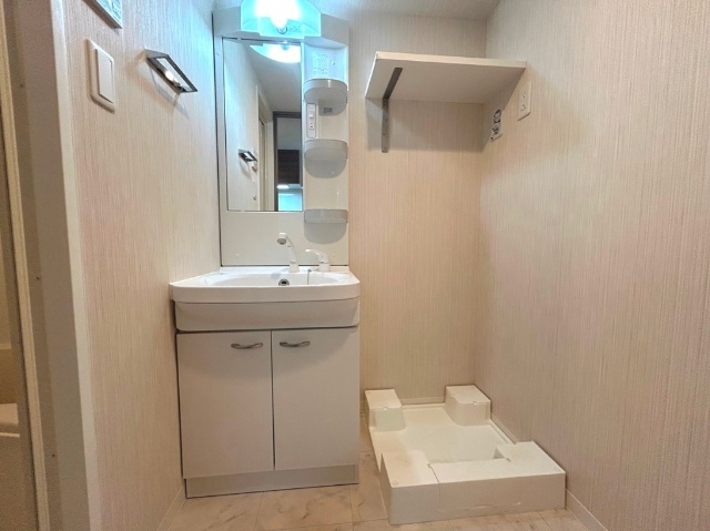 洗面設備　同一建物内５１２号室内装写真転載