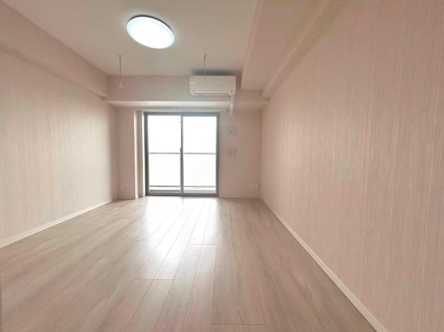 居室・リビング　同一建物内５１２号室内装写真転載