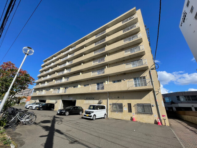建物外観　鉄筋コンクリート造の７階建て♪