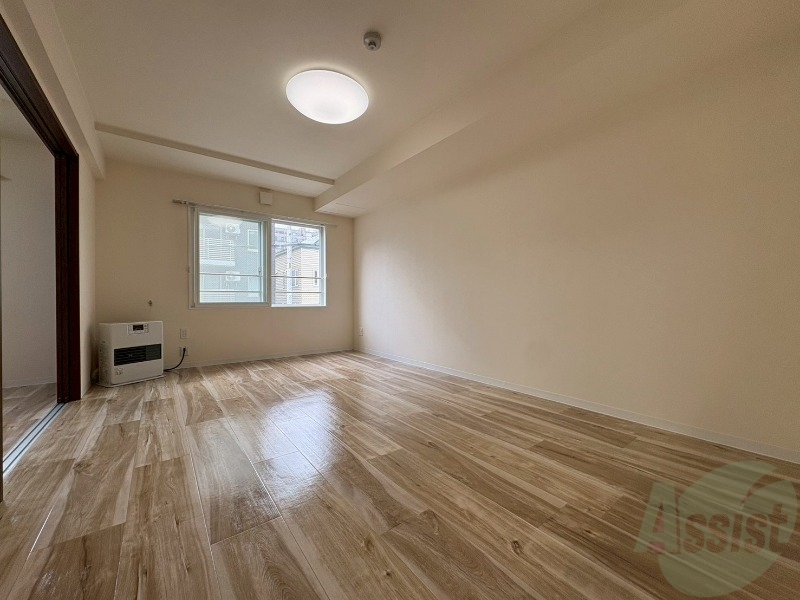 居室・リビング　リビングです。窓が大きくて明るいですね！