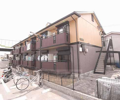 建物外観　茶色とオレンジのかわいい外観