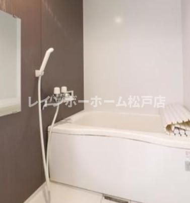 バス・シャワールーム　コンパクトで使いやすいお風呂です