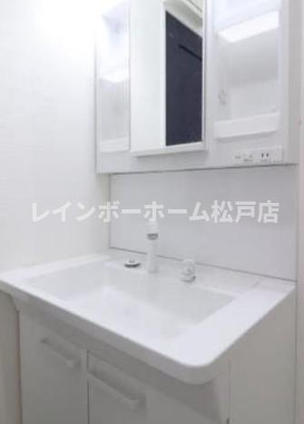洗面設備　ゆったりとスペースのある洗面所