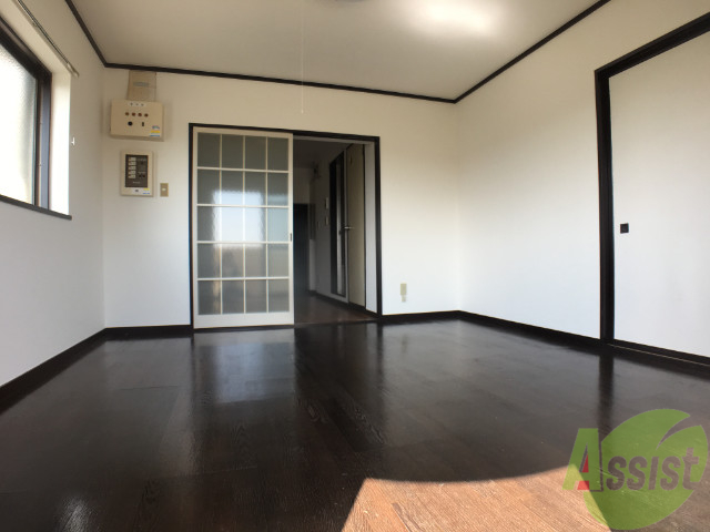 居室・リビング　８帖の洋室です。生活のメインとなる部屋ですね。