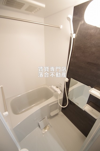 バス・シャワールーム　浴室乾燥機付き♪