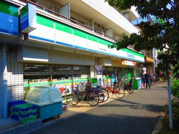 コンビニ　ファミリーマート世田谷公園前店（コンビニ）まで402m