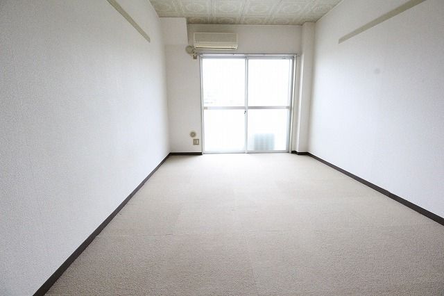 その他部屋・スペース　☆お部屋によってフローリングとカーペットになります☆