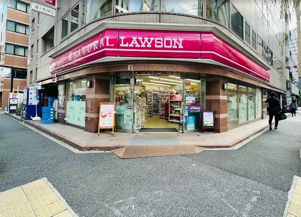 コンビニ　ナチュラルローソン新橋六丁目店（コンビニ）まで74m