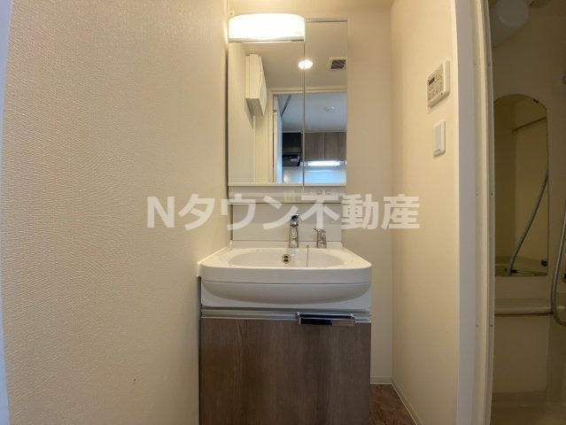 洗面設備　朝の身支度には欠かせない独立洗面化粧台です
