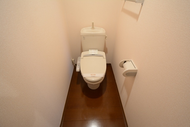 トイレ　温水洗浄便座付きのトイレです♪
