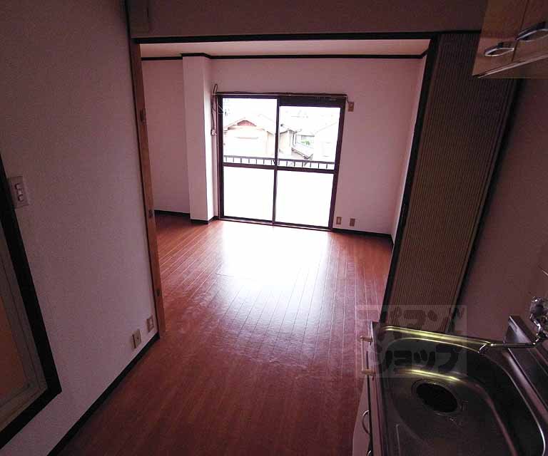 居室・リビング　キッチンから見た６帖のお部屋です！