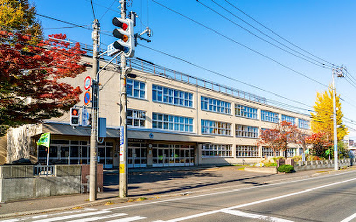 小学校　札幌市立八軒小学校（小学校）まで500m