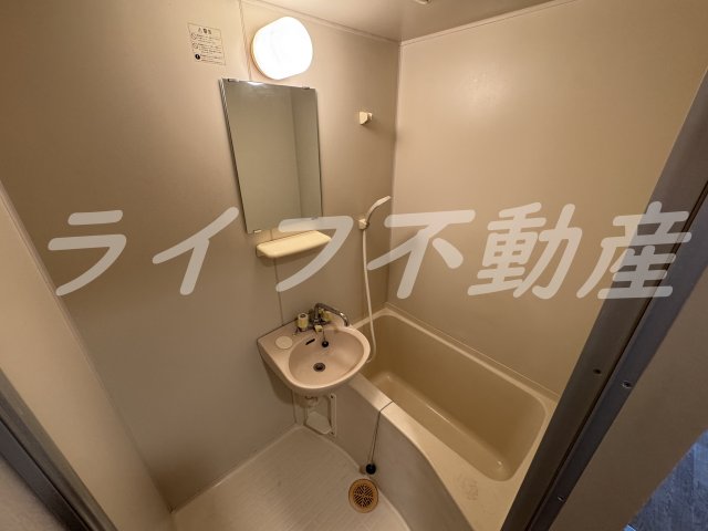バス・シャワールーム　コンパクトで使いやすいお風呂です