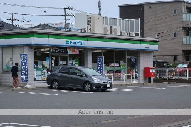 コンビニ　ファミリーマート（コンビニ）まで330m