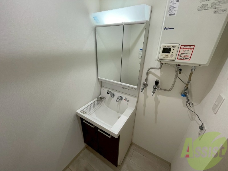 洗面設備　独立洗面台です。大きくてよいですね。シャンプーもできます！
