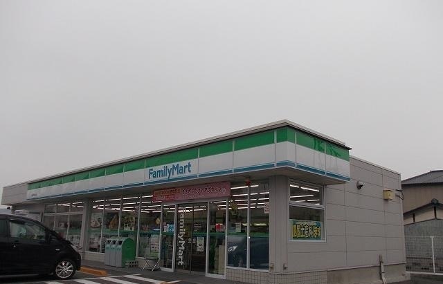 コンビニ　ファミリーマートさん（コンビニ）まで1800m