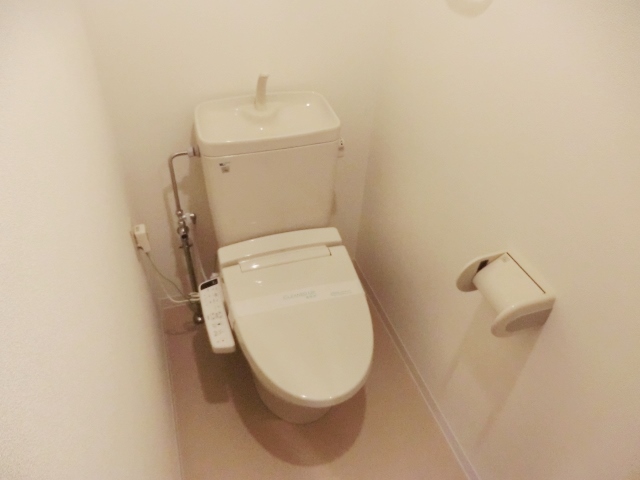 トイレ　温水洗浄便座付きのトイレです♪