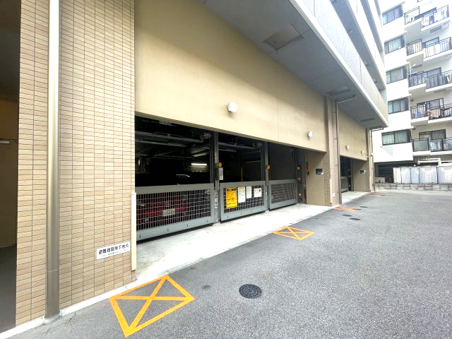 駐車場　同物件反転のお部屋でございます。 間取り図を参照してください