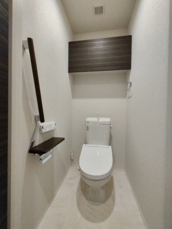 トイレ　手すりが付いた使いやすいトイレです