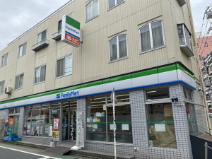 コンビニ　ファミリーマート池尻三丁目店（コンビニ）まで320m