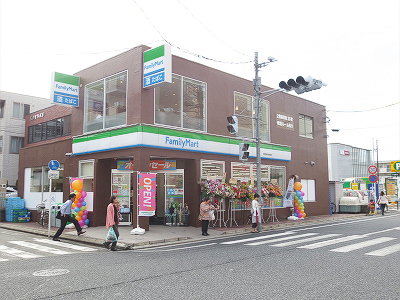 コンビニ　ファミリーマート武蔵浦和駅東店（コンビニ）まで30m