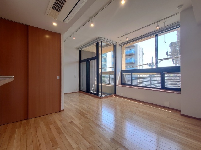 居室・リビング　採光大きく明るい室内★