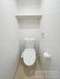 トイレ　人気アイテムの温水洗浄便座。清潔感のあるトイレです。