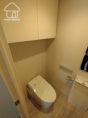 バス・シャワールーム　ロータンクのすっきりとしたトイレです