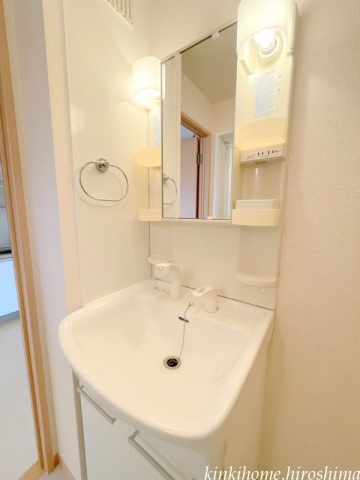 洗面設備　写真は別のお部屋です。（現況を優先してください）