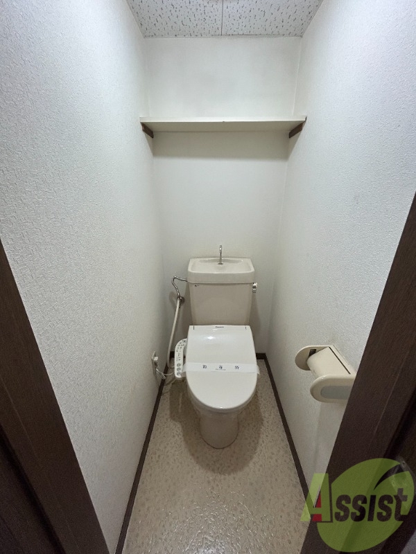 トイレ　トイレは温水洗浄便座となっております。上部には棚もありますね