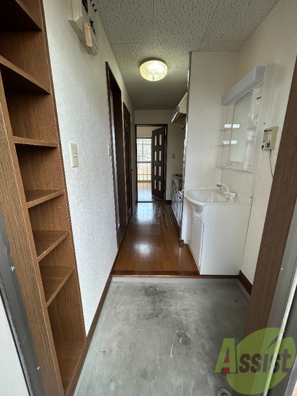 玄関　玄関からお部屋はこんな感じ。玄関もかなり広いですね。