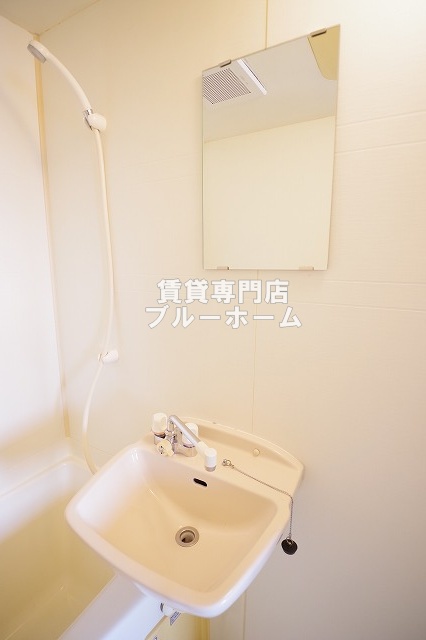 洗面設備　鏡付きの洗面台！