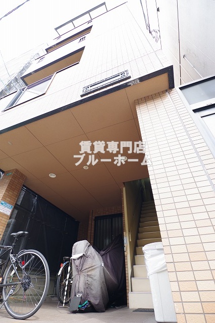 建物外観　4階建ての鉄骨造マンション！