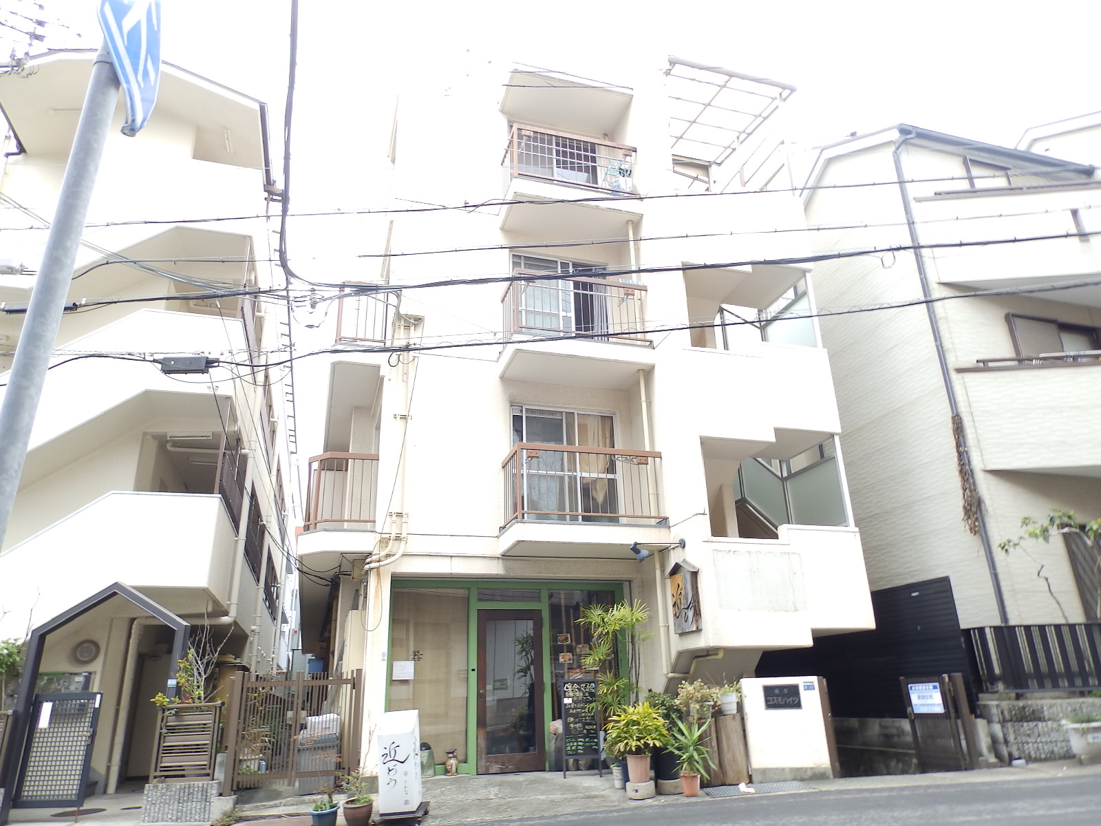 建物外観　駅にも近いですよ