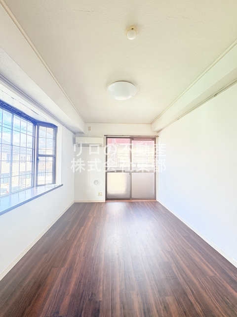 居室・リビング　２面採光なので、明るく風通しのよい過ごしやすいお部屋です♪