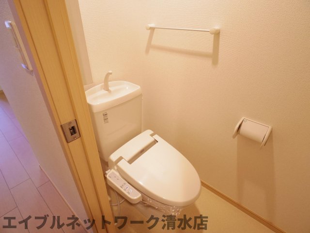 トイレ　落ち着いた色調のトイレです
