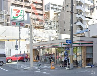 コンビニ　セブンイレブン大阪京町堀3丁目店（コンビニ）まで92m