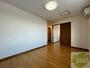 居室・リビング　日当たりが良くて心地よく過ごせそうなお部屋です。