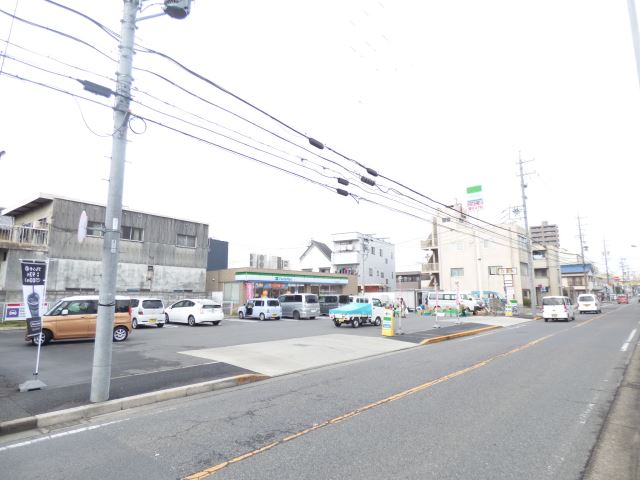コンビニ　ファミリーマート（コンビニ）まで590m
