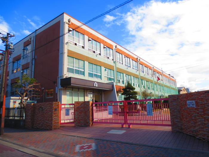 小学校　金城小学校（小学校）まで558m