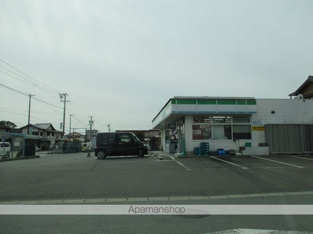 コンビニ　ファミリーマート（コンビニ）まで1300m
