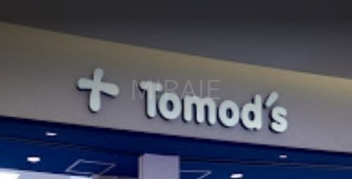 ドラックストア　トモズららぽーと湘南平塚店（ドラッグストア）まで690m