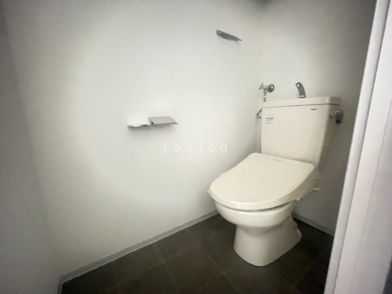 トイレ　嬉しい温水洗浄便座付きのトイレです。