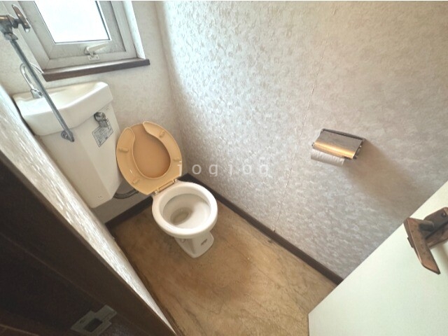 トイレ　トイレには窓もあって明るいです★