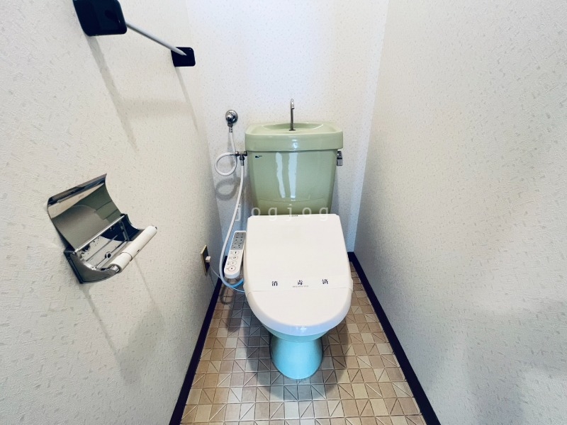 トイレ　嬉しい温水洗浄便座付きのトイレです。